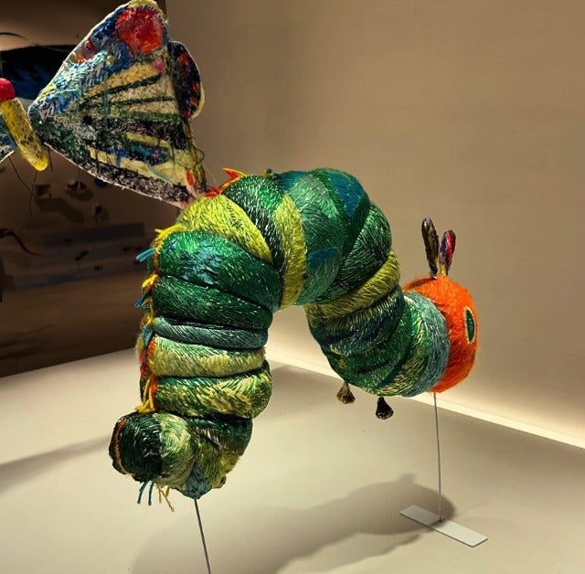 有吉弘行が巨大な「はらぺこあおむし」を発見！