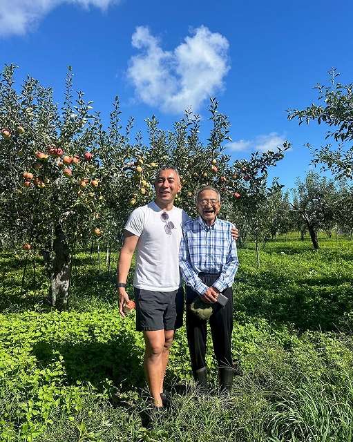 市川團十郎、リンゴ農園での素敵な瞬間をシェア