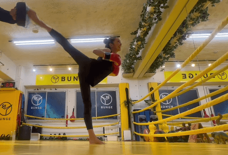 「後ろ回し蹴りが…可愛いのだが」元グラドルのプロ雀士、”乙女ハイキック連発”公開にファンとろけてしまう！「とても美しい」