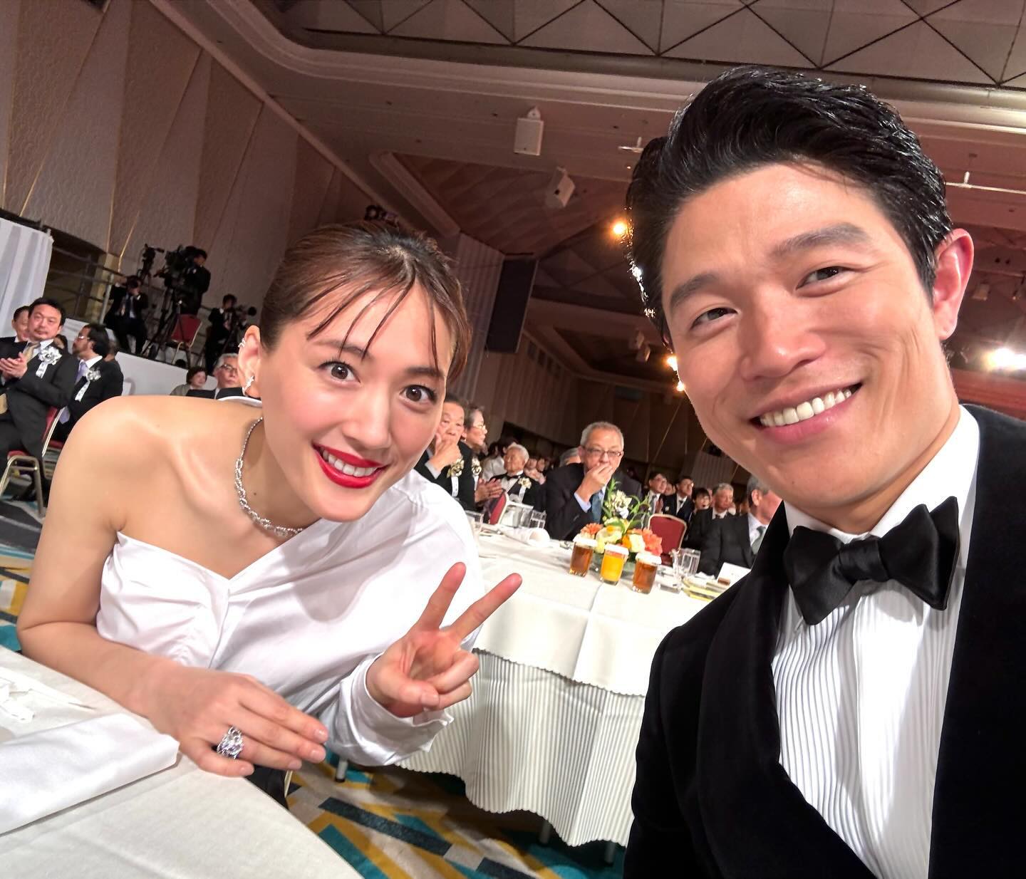 鈴木亮平と映る女優が“美しすぎる”と話題に「絵になり過ぎる」