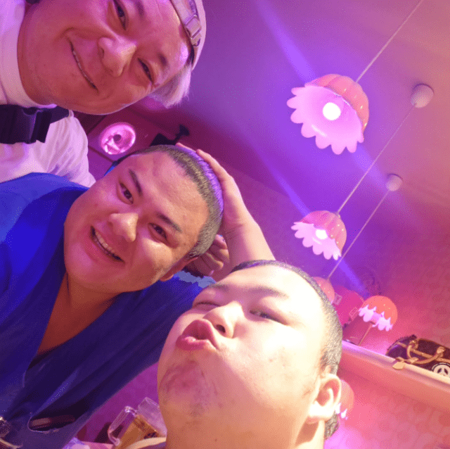 「弟子がみんな、最高なんです！」鈴木おさむ、相撲協会退職の元横綱白鵬弟子と笑顔のスリーショット！