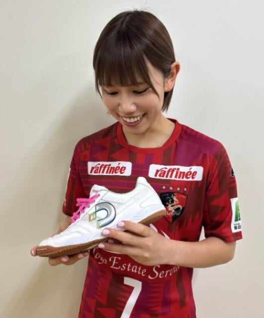 フットサル女子・塚本夏希「Boa Vista KI3」ピンクの紐で今季も気合十分！