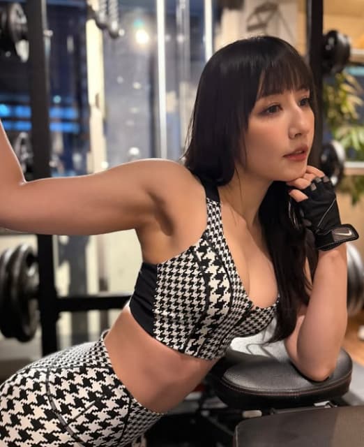 玉置成実が美しい谷間と鍛えられた肩でトレーニングの成果をアピール！