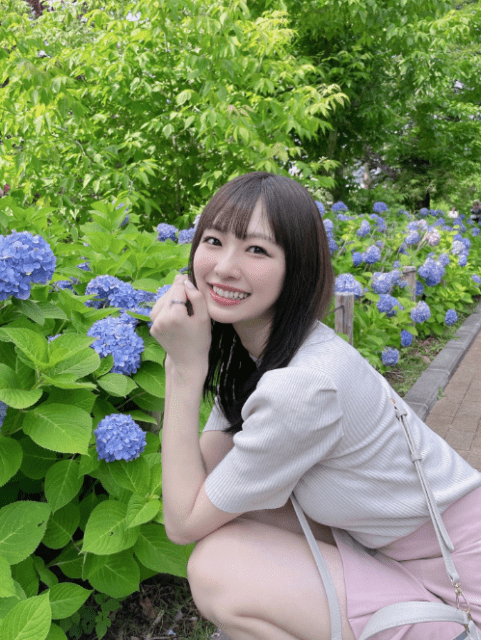 「きゃわいいぞーーーー」激カワモデルがおはようショット！あじさいバックの弾けるスマイルに梅雨も吹き飛ぶ⁉