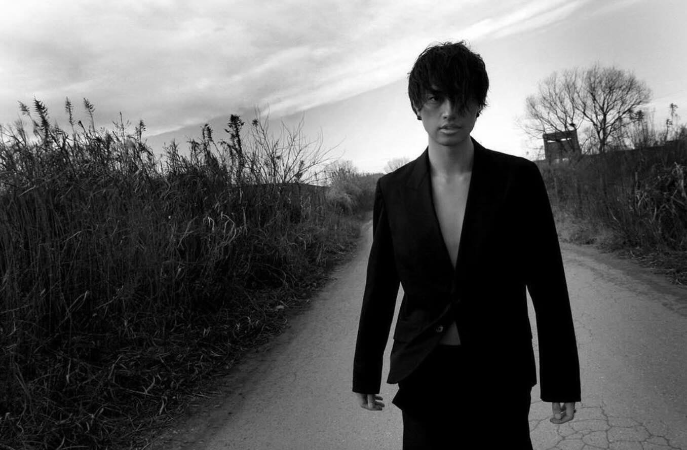 インナーを忘れた!?斎藤工がインナーを探し中…