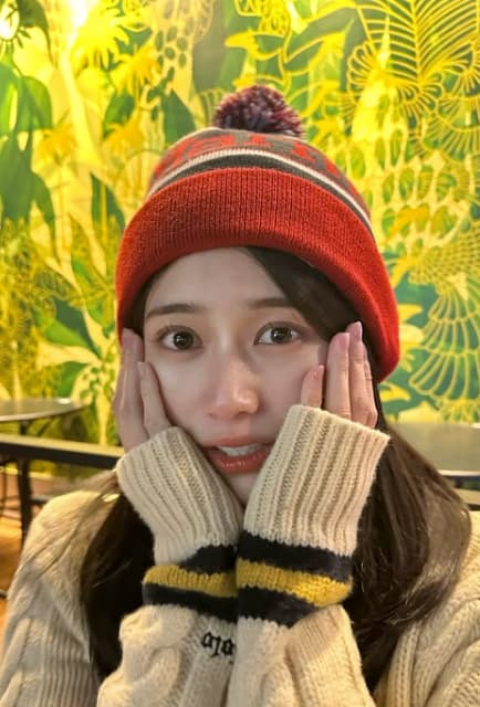 浅野杏奈がお気に入りのニットでキュートなショットを公開