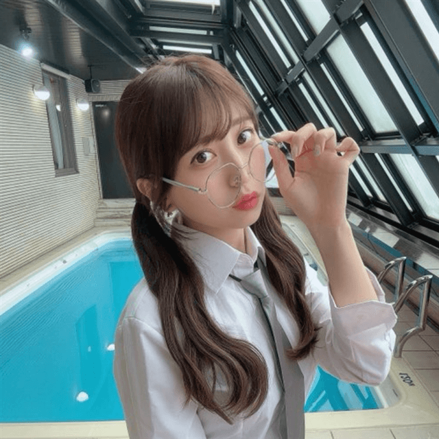 竹内星菜が”文系メガネの生徒会長風”キュートフォトでファンを釘付け！