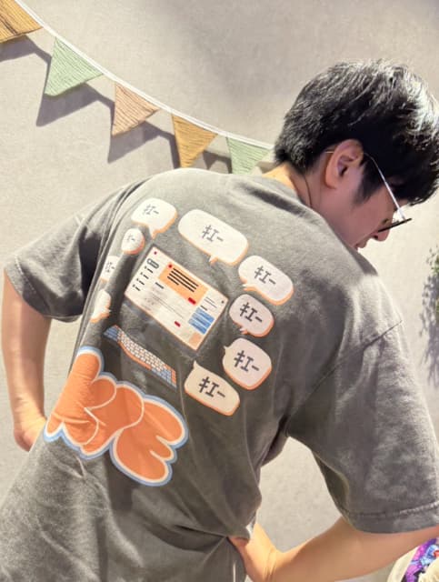 「バックデザインとビンテージっぽい風合いのボディが素敵」女子ゲーマー・倉持由香がV最Tシャツをゲット