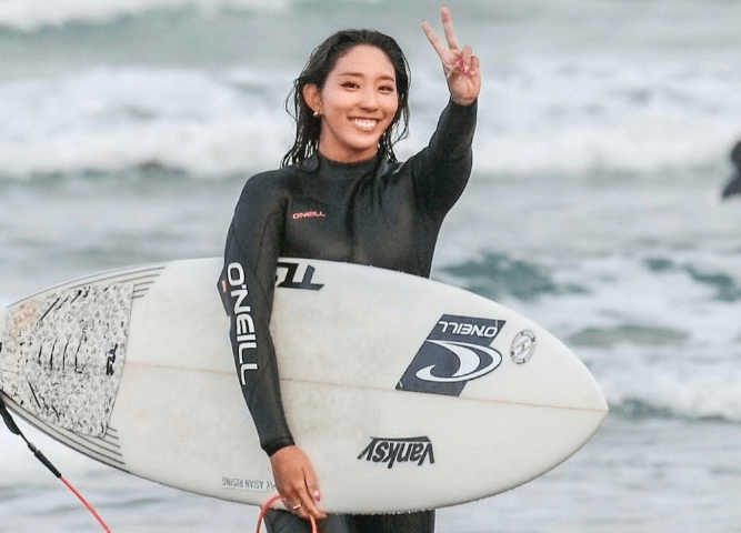 「可愛い 、かっこイイ！」美女プロサーファー、ボード手持ちの”水もしたたるイイ女・ショット”を披露！