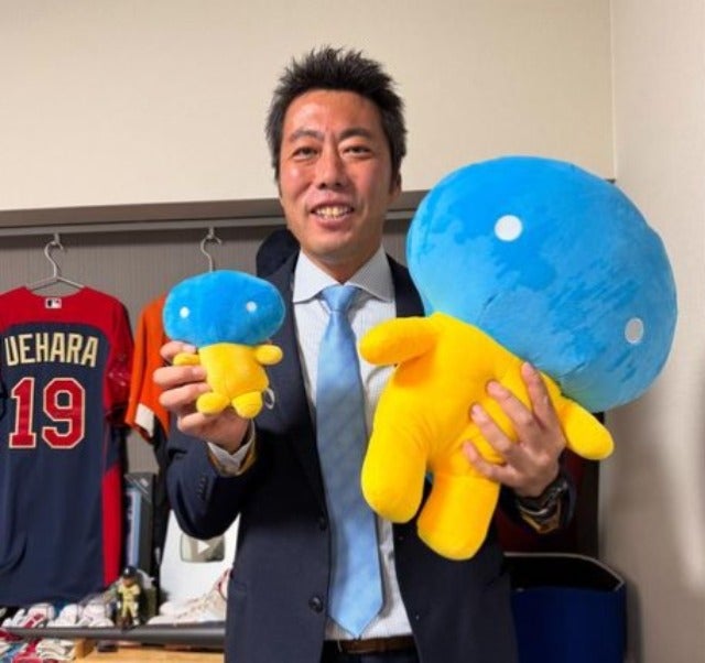 上原浩治が大小のスカッピーを手に満面の笑み！