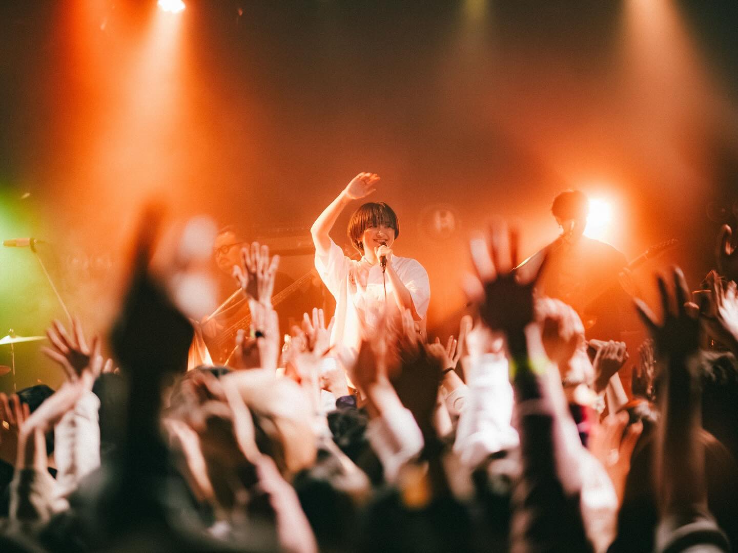 川谷絵音らとバンド結成のラランド・サーヤ、新曲ライブを披露