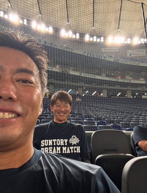 爽快スマイル！元プロ野球・上原浩治が球場で見せた“至福のひととき”