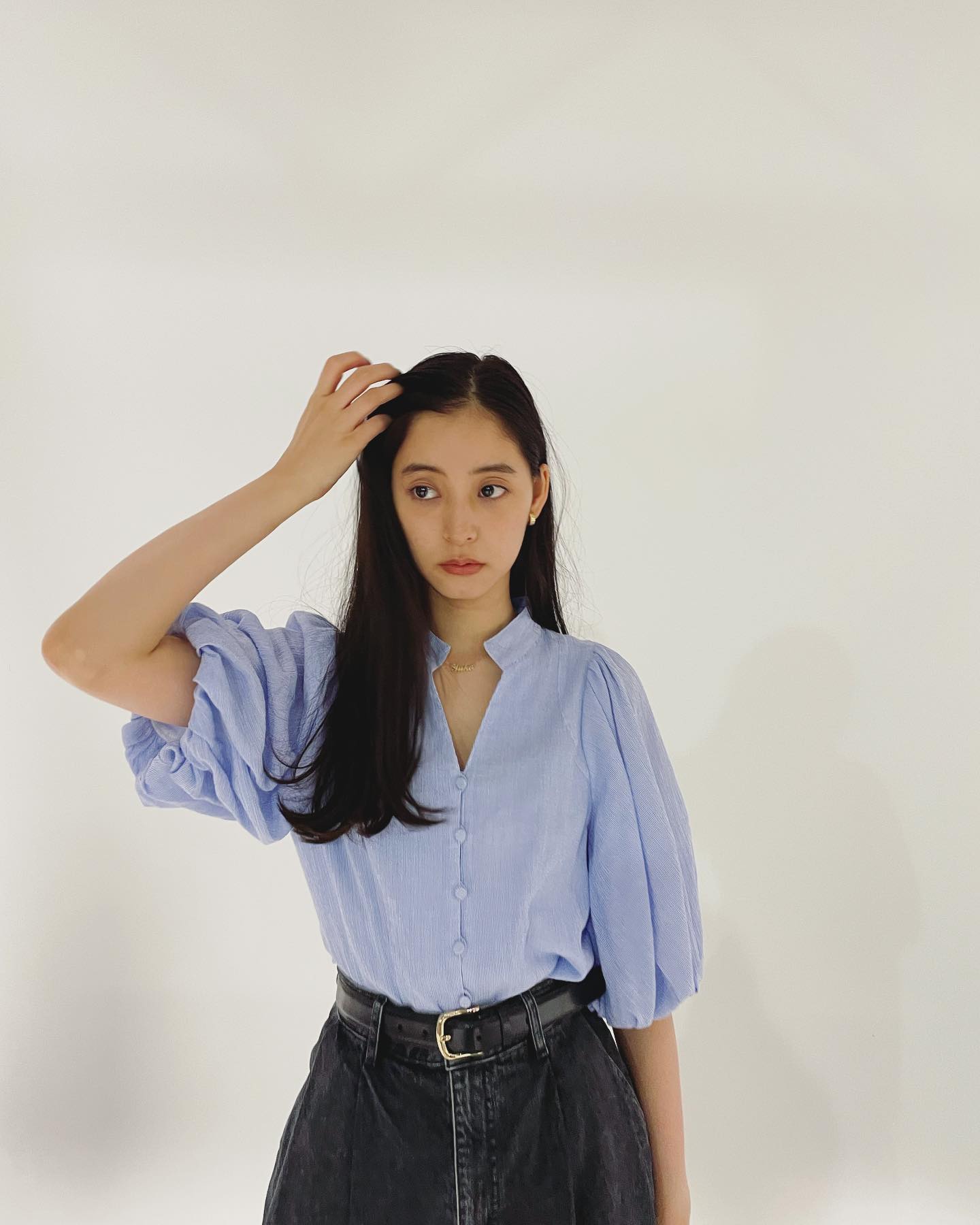 抜群スタイル❗️新木優子さんの私服姿にファン思わず「腰の位置が異様に高い！」