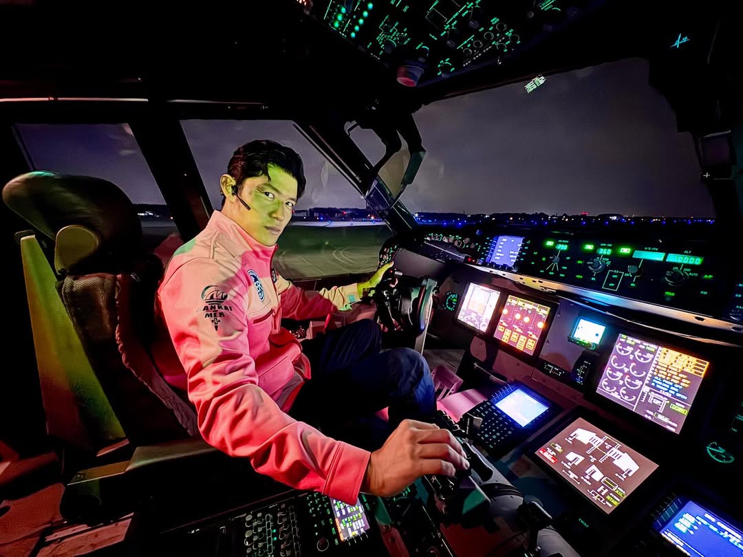 「かっこよすぎる」鈴木亮平、航空自衛隊のC2輸送機の操縦席に座る姿をファンに公開