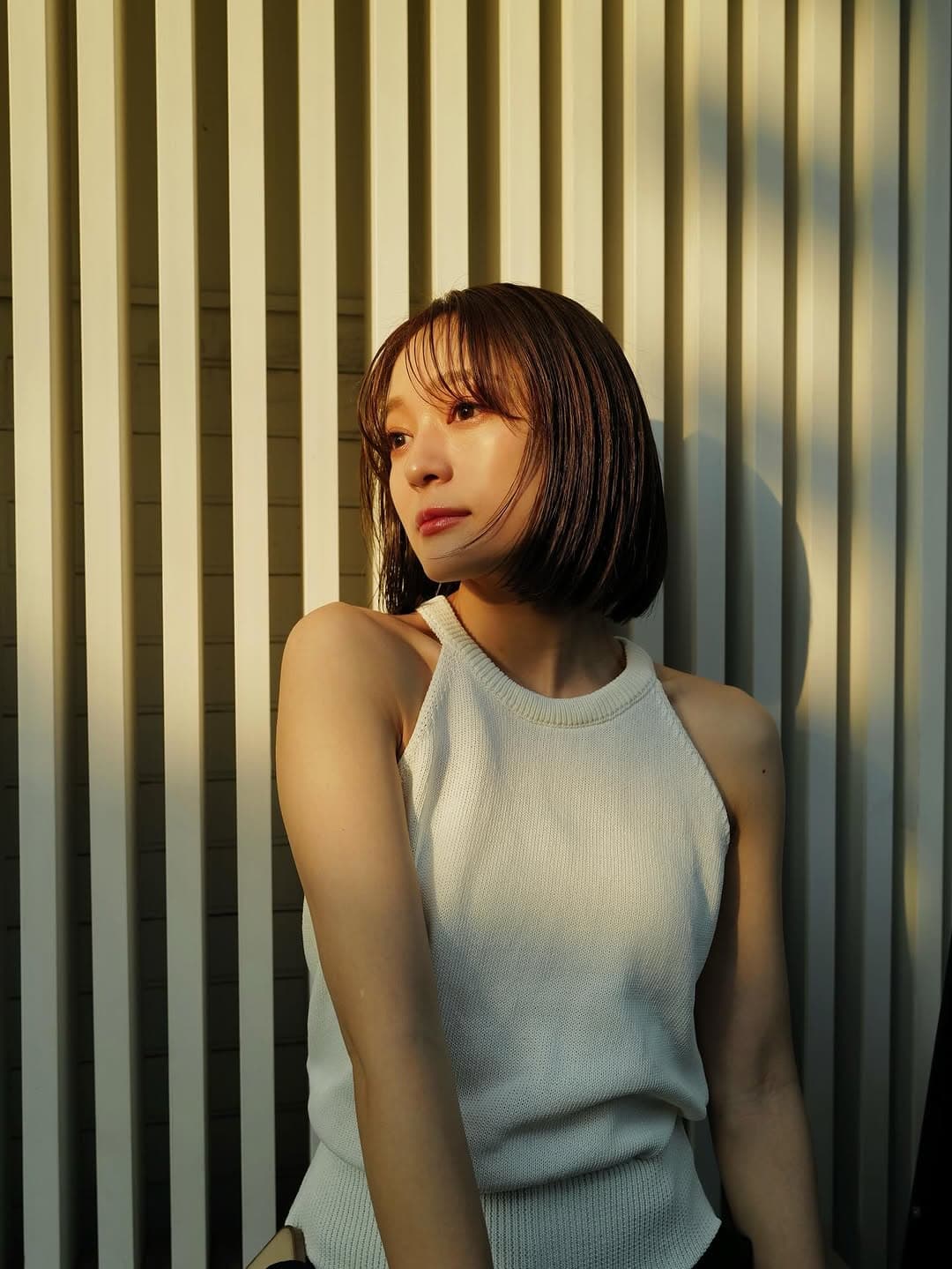 「どっちがいい?」人気歌手〇〇、ヘアスタイルで魅せる“雰囲気激変ショット”に注目