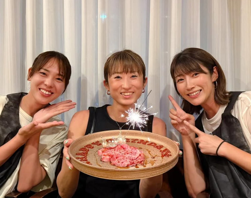 笑顔あふれる祝福！狩野舞子が鈴木裕子に贈った“八王子実践”仲間のバースデーサプライズ