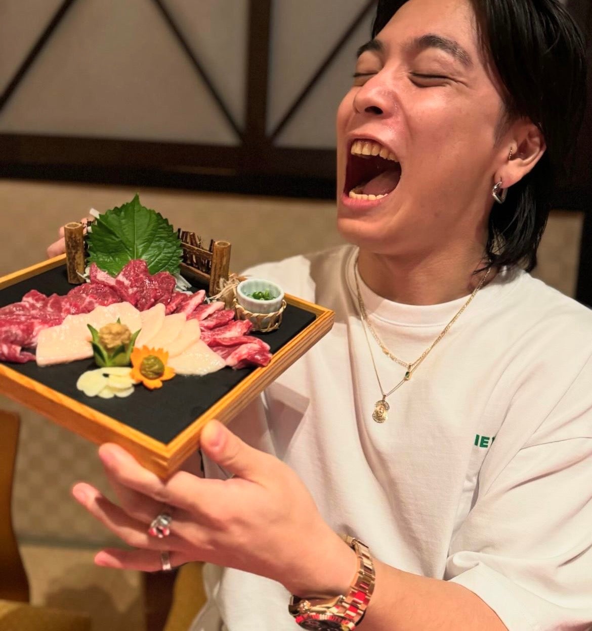 大人気アーティスト、馬刺しで乾杯⁈「熊本最高！」