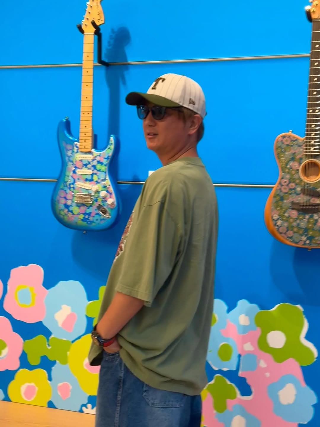 「めちゃくちゃ映えてるよ」ギターの前で魅せた“かっこよすぎる〇〇”にファンのハート撃ち抜かれる！