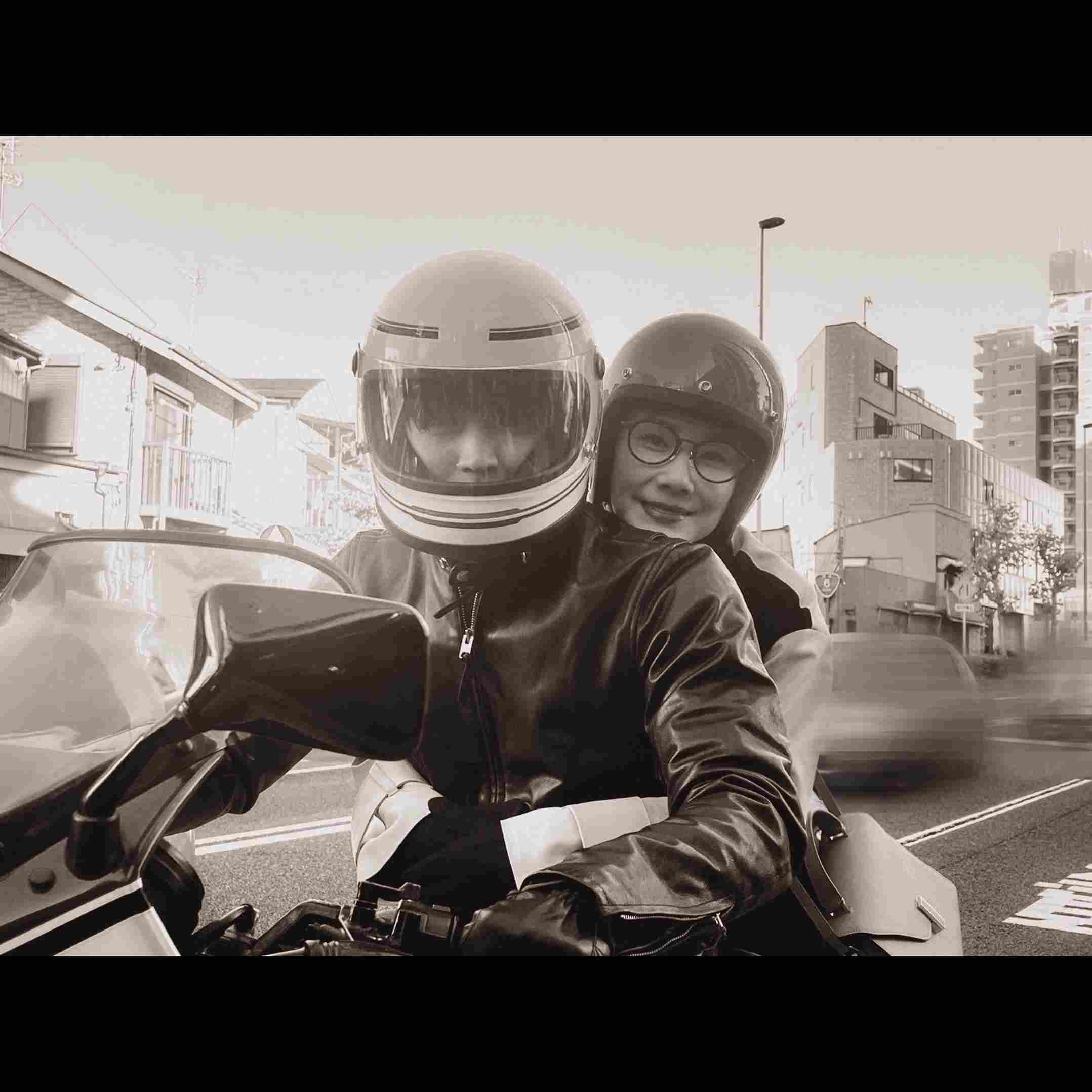 「青春の一枚」磯村勇斗が吉田羊とのバイク2人乗りオフショットを披露✨