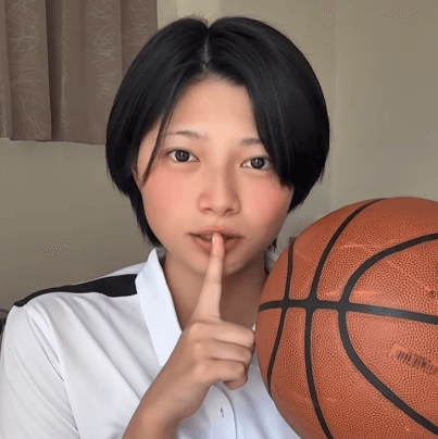 「朝から笑顔が眩しい」スポーツ美女子、バスケットボール持ちの”朝・ムービー”を披露！ファンエネルギー全開「可愛すぎやろがい」