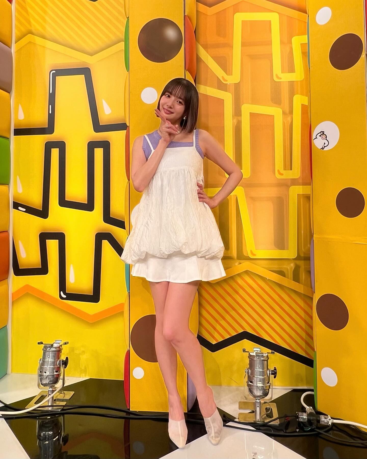 "役満ボディ"で話題の岡田紗佳がミニスカ姿で美脚全開「可愛い」の声続々