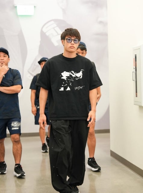 平良達郎「The Best」Tシャツで入場。静かなる闘志が漂う決戦前のワンシーン