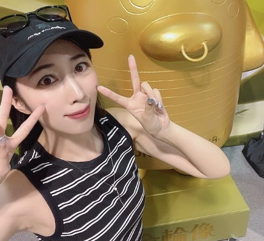 競輪イメージガールの美女、小倉競輪場にエキサイト！情熱的レポート＆美麗ノースリーブショットにファンときめく