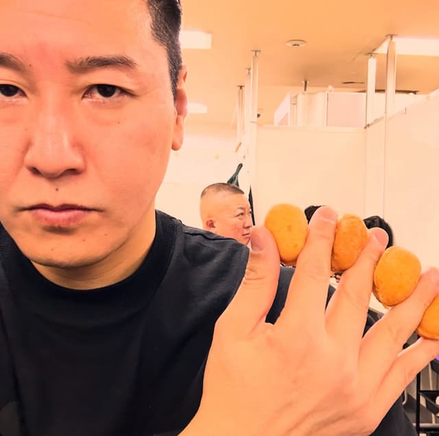 「最高のアングル」「1個おかしい」チョコプラ長田が手にした“人面ベビーカステラ”にファン大爆笑