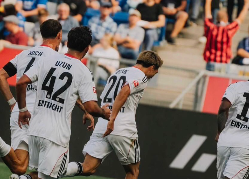 衝撃ゴール！堂安律、フランクフルト移籍後初得点で歓喜の雄叫び