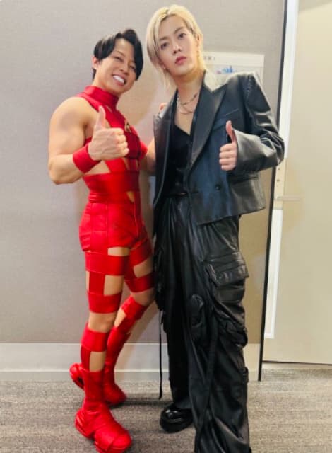 西川貴教が伝説の「あの衣装」をお披露目！NCTユウタとの2ショット写真を披露
