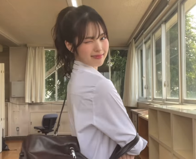 「制服姿可愛すぎる」美人女優、放課後の教室シチュで踊る