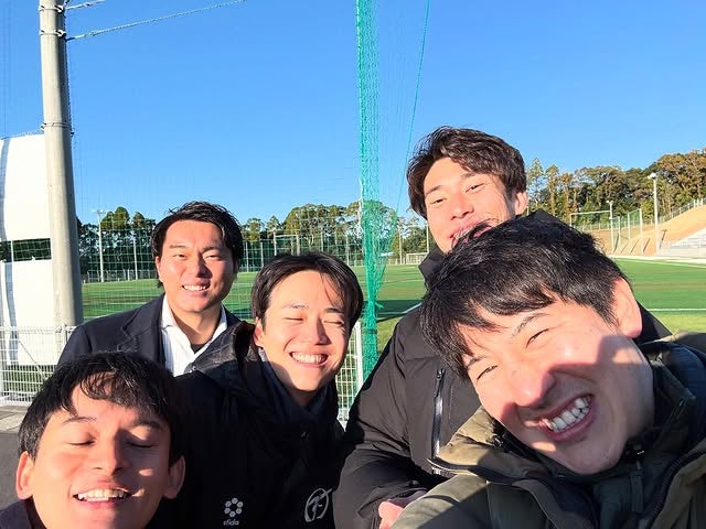 高校サッカー取材の日テレ・山﨑誠アナ、男性アナだらけの「全員まぶしさに勝てなかった」ショットが話題！