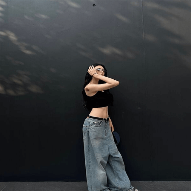 三吉彩花、プライベート満載のぶらぶらフォトを公開！ヘソ出し美麗ショットも