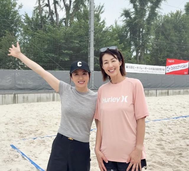 田中雅美、浦田聖子とビーチバレー会場でサプライズ再会！