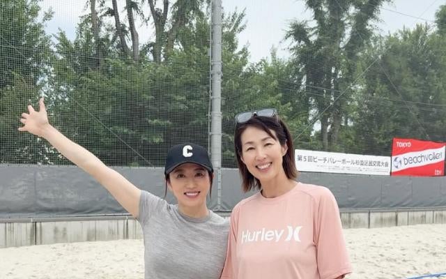 田中雅美、浦田聖子とビーチバレー会場でサプライズ再会！