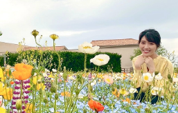 久保井朝美、春満開ショット公開！ネモフィラ畑×バーバパパコラボが「可愛すぎ」と話題