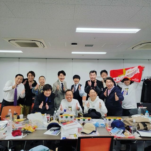 有吉が人気芸人たちとの仲良しショットを公開！