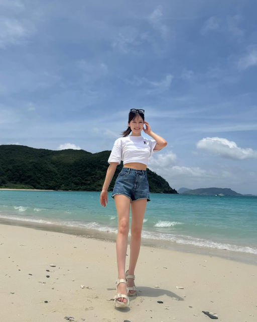 「おめでとう！」元AKB48美女フリーアナ、ヘソ出し＆超絶美脚のショーパンスタイルで27歳誕生日のご報告！