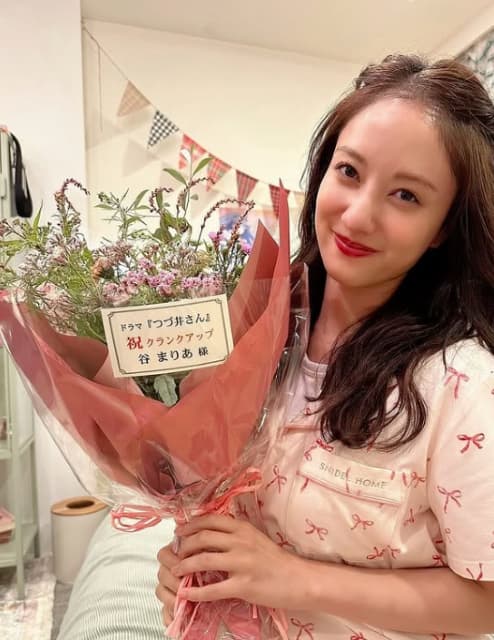 谷まりあがドラマ「つづ井さん」最終回を記念しオフショット公開！