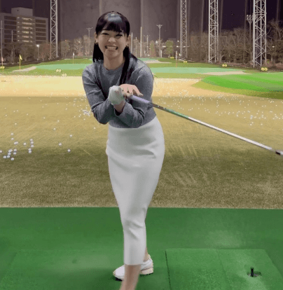 「そのスカートで打てるの凄い」話題の美女ゴルファー、女子アナ風の衣装でナイトスイング！「か、可愛いすぎかよ」