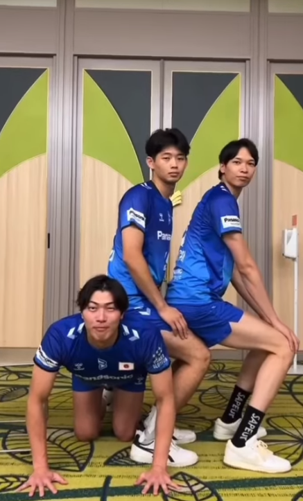 清水邦広がチームメイト・山内晶大とひげダンス！ファンからは「たのしい仲間達ですね」