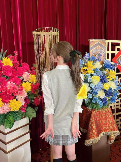 「かわいいい！！！！ 後ろ姿も天才です!!」白石麻衣、ミニスカ美脚チラリな