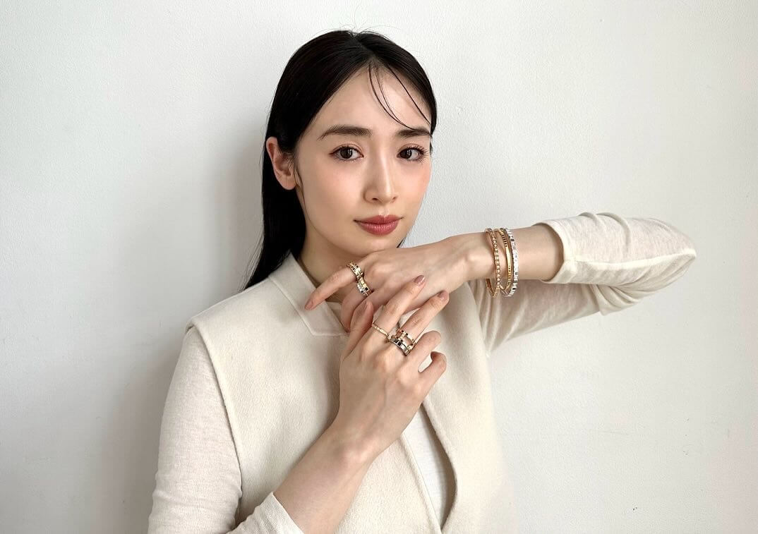 泉里香、環境に優しいエシカルゴールドを使用したブレスレットを紹介！すらりと長い手首に似合い、いい女感が増し増しに！