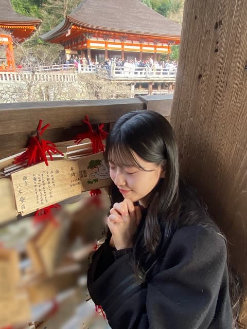 「あまりにもかわいい」AKB48 八木愛月の”お祈り”ショットにファン大興奮！