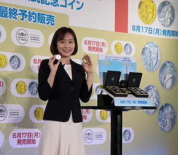 石川佳純がオリンピック・パラリンピック公式記念コイン発表会に参加！「メチャかわいい」