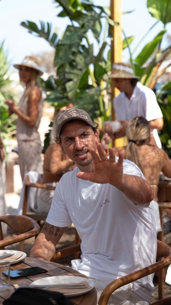 イブラヒモビッチが夏のひと幕公開「No pictures please」と投稿