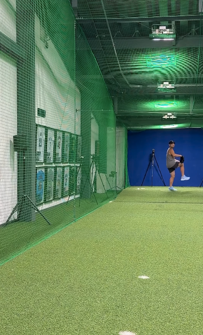 「徐々に球速を上げて」菊池雄星、室内ブルペンでの調整姿を公開