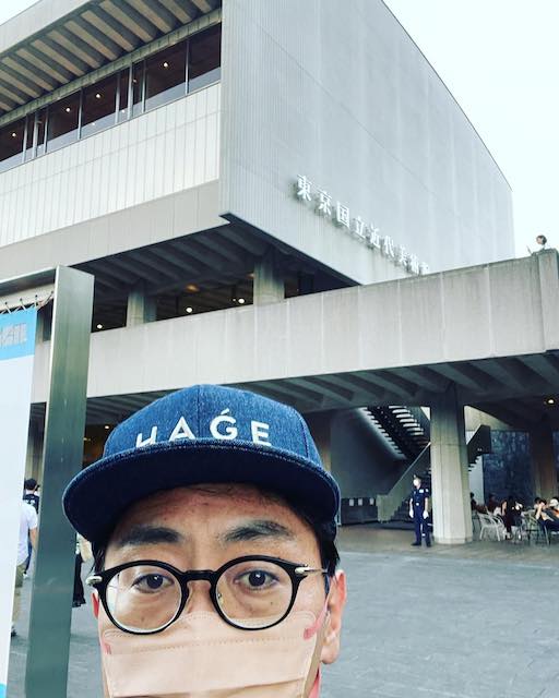 アンガ田中が単独美術館へ　帽子の文字に注目が集まる