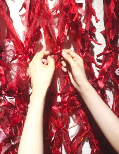 のんが神戸六甲ミーツ・アートに向けてリボンアートを準備中！