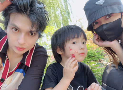 アレクさん・川崎希さんとイケメン長男の家族3S披露✨「美形すぎる❤️」